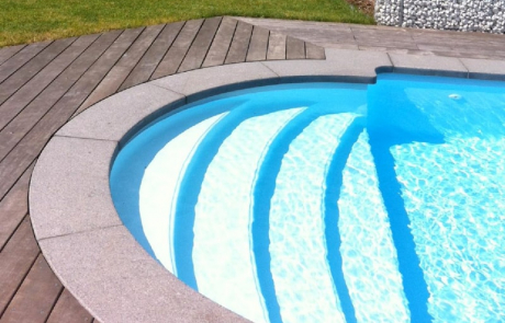 margelles-piscine-granit-et-plage-piscine-en-bois-exo