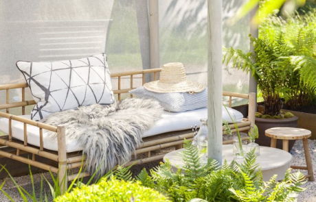 Terrasse canapé extérieur avec coussins et voile