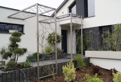 DS Design — Bacs à fleurs et arches plantes grimpantes