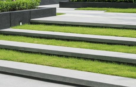 escalier-large-beton-gazon-min